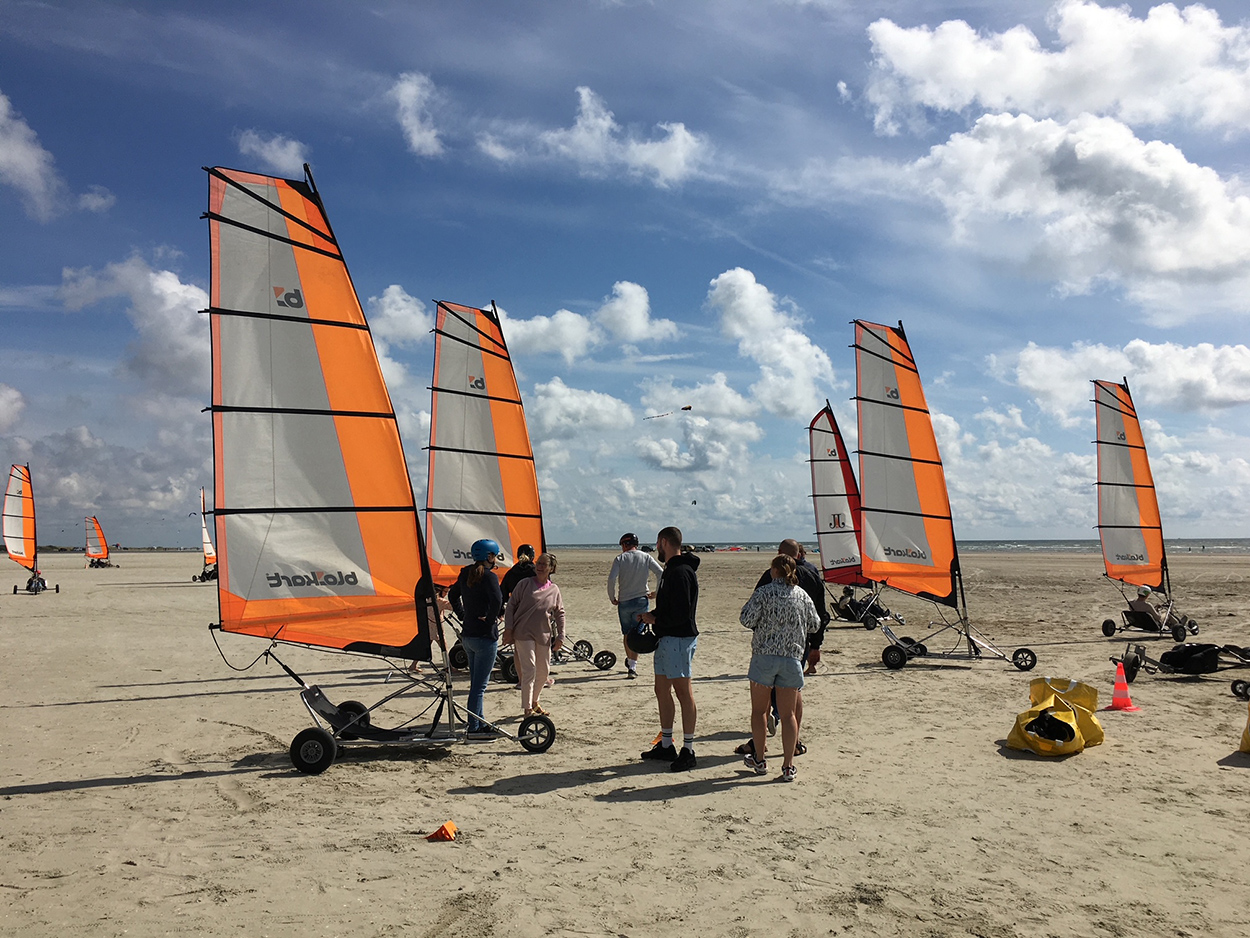 Blocartschule am Strand Es ist absolut nicht gefährlich mit einem Blokart zufahren. Du bekommst einen Helm und Handschuhe und du sitzt mit einem Sicherheitsgurt angeschnallt im Fahrzeug.